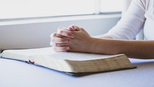 pray