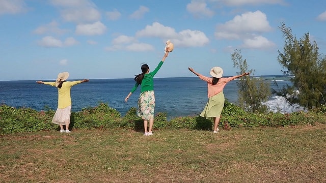 3 Christians facing the sea